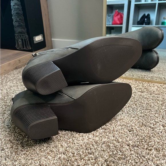 NWOT! JustFab Carlee Gray Booties in Size 10 Wide - Picture 9 of 9